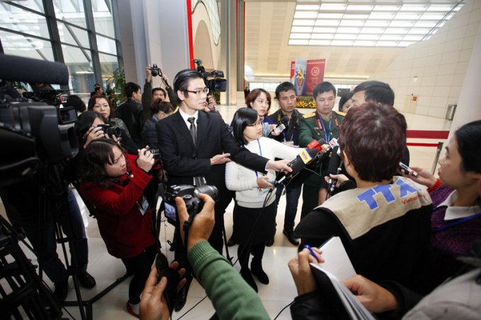 C&aacute;c ph&oacute;ng vi&ecirc;n t&aacute;c nghiệp b&ecirc;n lề Đại hội Đảng to&agrave;n quốc lần thứ &nbsp;12. Ảnh: Phạm Hải.