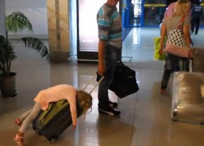 Một c&ocirc; b&eacute; ngủ gục tr&ecirc;n vali của cha tại s&acirc;n bay.              Trong l&uacute;c chờ đợi l&ecirc;n m&aacute;y bay, kh&ocirc;ng &iacute;t h&agrave;nh kh&aacute;ch tự&nbsp;s&aacute;ng tạo ra những tư thế ngủ độc, lạ.