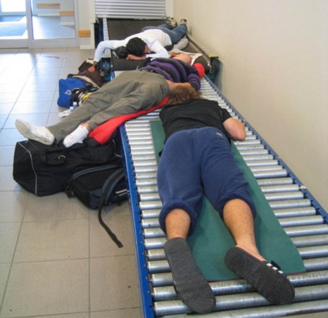 Nhiều người cho biết, đ&acirc;y l&agrave; những h&agrave;nh ảnh qu&aacute; quen thuộc tại c&aacute;c sảnh bay quốc tế.