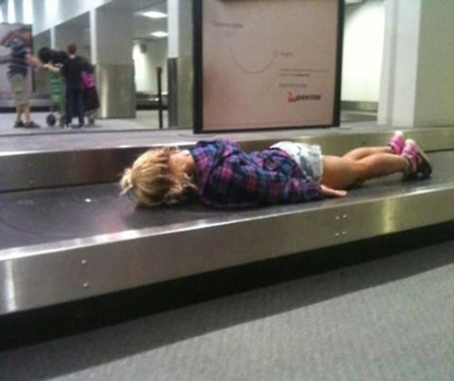 Mọi người c&oacute; thể ngủ ngay tr&ecirc;n c&aacute;c băng chuyền h&agrave;nh l&yacute;.