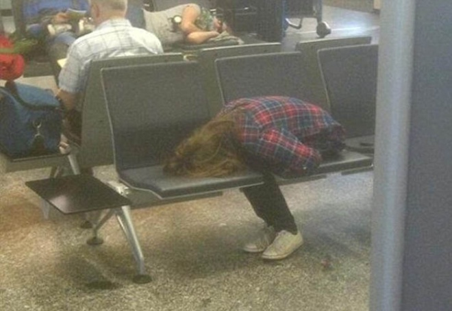 Nhiều người tỏ ra bất ngờ khi h&agrave;nh kh&aacute;ch nữ n&agrave;y c&oacute; thể ngủ ngon l&agrave;nh trong tư thế kh&oacute; chịu đến vậy.