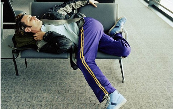 Một tư thế ngủ của h&agrave;nh kh&aacute;ch nam nhận được nhiều lượt chia sẻ.