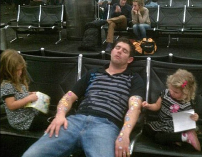 Tranh thủ bố ngủ, hai c&ocirc; con g&aacute;i