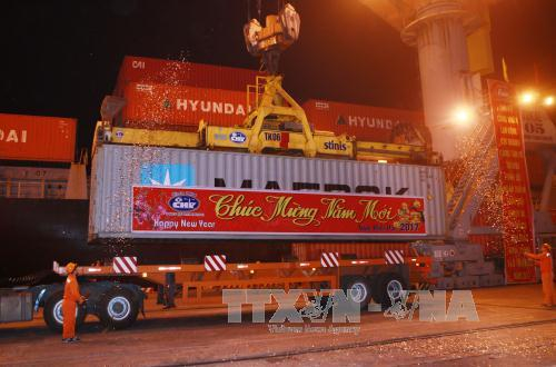 Lễ đ&oacute;n m&atilde; h&agrave;ng đầu năm 2017 tại Chi nh&aacute;nh cảng T&acirc;n Vũ, Hải Ph&ograve;ng. Ảnh: L&acirc;m Kh&aacute;nh/TTXVN