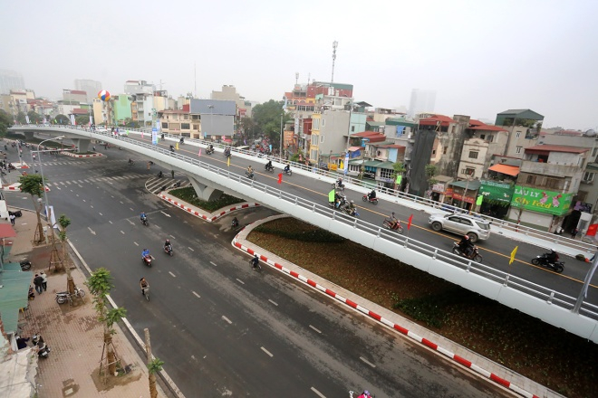 Đầu năm 2012, để giải quyết b&agrave;i to&aacute;n &ugrave;n tắc giao th&ocirc;ng tại c&aacute;c n&uacute;t giao trọng điểm, H&agrave; Nội quyết định đầu tư v&agrave; x&acirc;y dựng th&iacute; điểm h&agrave;ng loạt cầu vượt nhẹ bằng th&eacute;p. Trong năm 2016, th&agrave;nh phố khánh thành th&ecirc;m 2 c&acirc;̀u vượt nhẹ, n&acirc;ng t&ocirc;̉ng s&ocirc;́ c&acirc;̀u loại n&agrave;y ở n&ocirc;̣i đ&ocirc; l&ecirc;n 8, với t&ocirc;̉ng kinh phí tr&ecirc;n 2.000 tỷ đồng.  G&acirc;̀n đ&acirc;y nh&acirc;́t ng&agrave;y 26/12, cầu vượt n&uacute;t giao &Ocirc; Đ&ocirc;ng M&aacute;c - Nguyễn Kho&aacute;i (H&agrave; Nội) với tổng mức đầu tư 166 tỷ đồng được kh&aacute;nh th&agrave;nh sau 7 th&aacute;ng x&acirc;y dựng. Cầu d&agrave;i 232 m, rộng 12 m, được chia l&agrave;m 2 l&agrave;n xe.