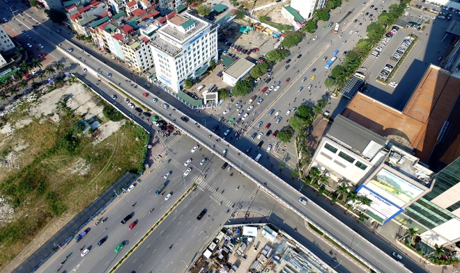 Đầu năm 2012, để giải quyết b&agrave;i to&aacute;n &ugrave;n tắc giao th&ocirc;ng tại c&aacute;c n&uacute;t giao trọng điểm, H&agrave; Nội quyết định đầu tư v&agrave; x&acirc;y dựng th&iacute; điểm h&agrave;ng loạt cầu vượt nhẹ bằng th&eacute;p. Trong năm 2016, th&agrave;nh phố khánh thành th&ecirc;m 2 c&acirc;̀u vượt nhẹ, n&acirc;ng t&ocirc;̉ng s&ocirc;́ c&acirc;̀u loại n&agrave;y ở n&ocirc;̣i đ&ocirc; l&ecirc;n 8, với t&ocirc;̉ng kinh phí tr&ecirc;n 2.000 tỷ đồng.  G&acirc;̀n đ&acirc;y nh&acirc;́t ng&agrave;y 26/12, cầu vượt n&uacute;t giao &Ocirc; Đ&ocirc;ng M&aacute;c - Nguyễn Kho&aacute;i (H&agrave; Nội) với tổng mức đầu tư 166 tỷ đồng được kh&aacute;nh th&agrave;nh sau 7 th&aacute;ng x&acirc;y dựng. Cầu d&agrave;i 232 m, rộng 12 m, được chia l&agrave;m 2 l&agrave;n xe.