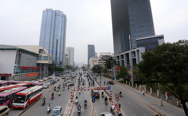 Cũng khánh thành năm 2012 cùng ngày với c&acirc;̀u vượt Chùa B&ocirc;̣c, c&acirc;̀u vượt L&aacute;ng Hạ - Th&aacute;i H&agrave; với 2 l&agrave;n &ocirc;t&ocirc; đi 2 chiều, d&agrave;i 220 m, mặt cắt ngang 12 m, tổng kinh ph&iacute; hơn 222 tỷ đồng. Sau 4 năm hoạt đ&ocirc;̣ng, c&acirc;̀u đã giúp các tuy&ecirc;́n Thái Hà, Huỳnh Thúc Kháng giảm thi&ecirc;̉u ùn tắc và xung đ&ocirc;̣t giao th&ocirc;ng. C&ocirc;ng tr&igrave;nh n&agrave;y vừa được n&acirc;ng c&acirc;́p đ&ecirc;̉ tăng tải trọng, phục vụ tuy&ecirc;́n xe buýt nhanh đ&acirc;̀u ti&ecirc;n của thủ đ&ocirc;.