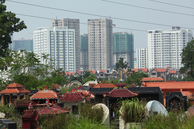 Những t&ograve;a nh&agrave; của người sống nằm s&aacute;t ngay nghĩa trang kh&ocirc;ng c&ograve;n qu&aacute; xa lạ. (Ảnh: D&acirc;n Việt).