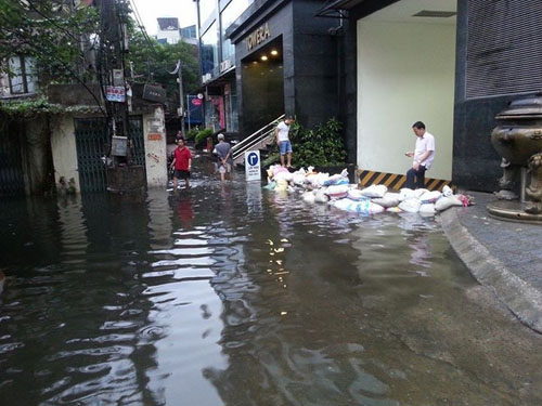 Người d&acirc;n phải sử dụng những bao tải đất