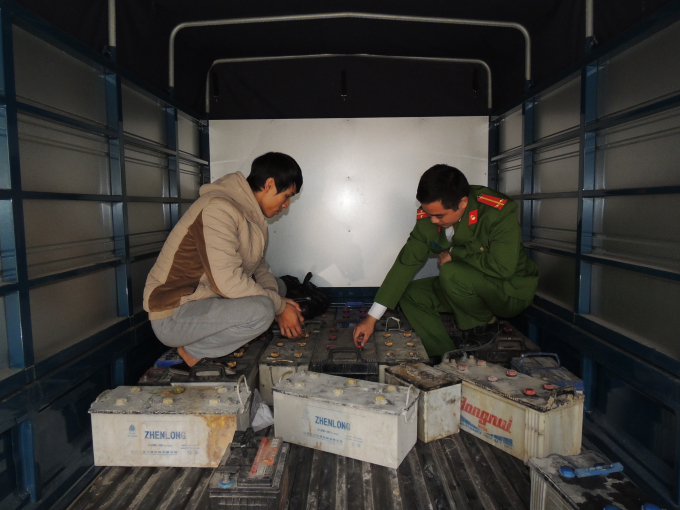 Lực lượng Cảnh s&aacute;t m&ocirc;i trường C&ocirc;ng an tỉnh H&agrave; Nam kiểm tra số lượng h&agrave;ng tr&ecirc;n th&ugrave;ng xe. (Ảnh C&ocirc;ng an H&agrave; Nam)