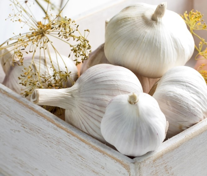 Tỏi l&agrave; một trong những thực phẩm gi&uacute;p l&agrave;m sạch, loại bỏ độc tố ra khỏi cơ thể hiệu quả. Ảnh:&nbsp;Huffingtonpost.