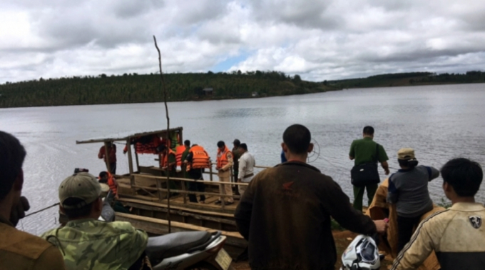 Hiện trường vụ lật thuyền khiến 5 người trong một gia đ&igrave;nh gặp nạn, 2 người may mắn tho&aacute;t nạn, 3 người mất t&iacute;ch.