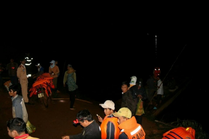 Đến khoảng 20h tối ng&agrave;y 1/1, thi thể 3 nạn nh&acirc;n bị mất t&iacute;ch được lực lượng cứu hộ t&igrave;m thấy.