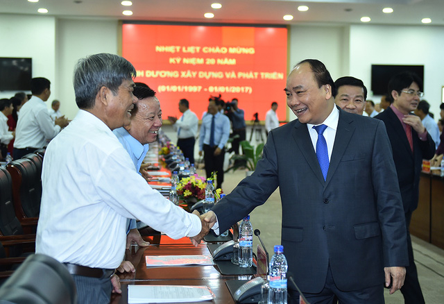 Thủ tướng gặp gỡ c&aacute;c l&atilde;nh đạo chủ chốt của tỉnh B&igrave;nh Dương.