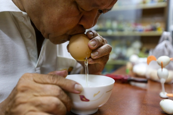 Ban đầu &ocirc;ng T&acirc;m l&agrave;m những con th&uacute; bằng gốm, giấy bồi, giấy b&igrave;a, m&uacute;t, giấy b&aacute;o nhồi. Tuy nhi&ecirc;n, tất cả đều kh&ocirc;ng như &yacute; cho đến khi &ocirc;ng ph&aacute;t hiện ra vỏ trứng c&oacute; thể tạo h&igrave;nh cho hầu hết nh&acirc;n vật. &Ocirc;ng lấy l&ograve;ng trứng bằng c&aacute;ch đục nhỏ hai đầu rồi thổi ra.&nbsp;