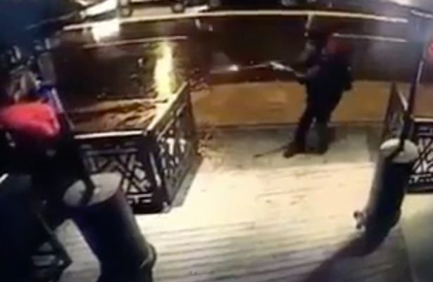 H&igrave;nh ảnh tay s&uacute;ng đang khai hỏa được camera gi&aacute;m s&aacute;t ghi lại (Ảnh: BBC)