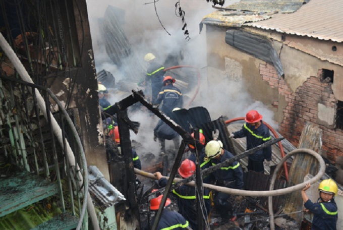 Lực lượng PCCC c&oacute; mặt dập lửa.