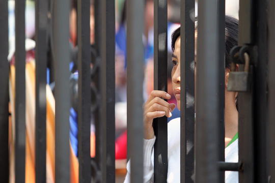 Một phụ huynh chờ con thi kỳ thi THPT quốc gia năm 2016. Ảnh: Ho&agrave;ng Triều