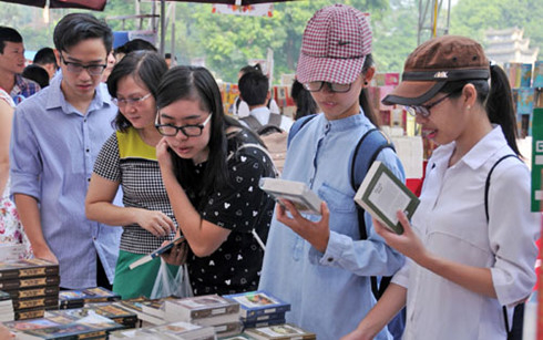 Hội s&aacute;ch m&ugrave;a thu 2016 c&oacute; h&agrave;ng vạn lượt người tham quan, mua s&aacute;ch. (Ảnh: T.C).