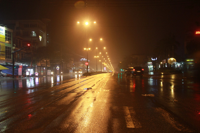 Đường phố Đ&ocirc;ng H&agrave; vắng lặng sau 23h đ&ecirc;m đầu năm.