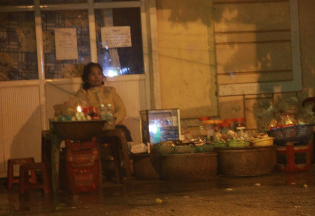 Những phận người co ro nơi g&oacute;c phố để b&aacute;n h&agrave;ng.