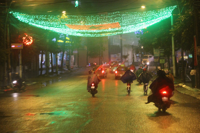 Đ&ecirc;m đầu năm mới, trời mưa lạnh n&ecirc;n c&aacute;c tuyến phố trở n&ecirc;n vắng vẻ.