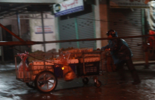 Người đ&agrave;n &ocirc;ng trung ni&ecirc;n đẩy xe h&agrave;ng về chợ Đ&ocirc;ng H&agrave;.