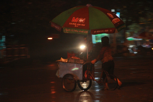 Người phụ nữ rảo bước b&aacute;n h&agrave;ng rong tr&ecirc;n phố