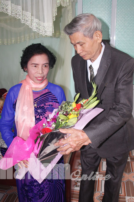 Trao nhau những ấm nồng hạnh ph&uacute;c.