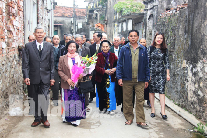 ....trong sự h&acirc;n hoan phấn khởi của con ch&aacute;u, họ h&agrave;ng đ&ocirc;i b&ecirc;n v&agrave; h&agrave;ng x&oacute;m l&aacute;ng giềng