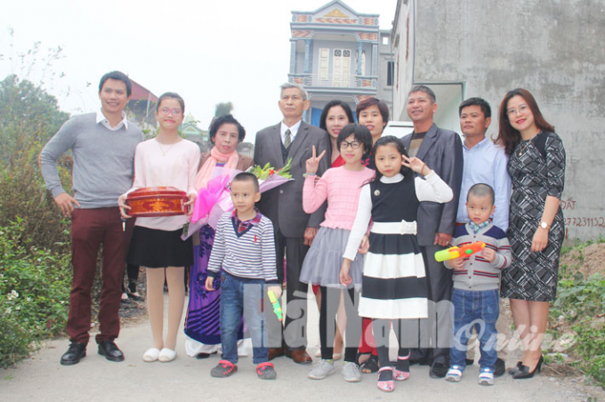 Con ch&aacute;u 2 b&ecirc;n chụp ảnh c&ugrave;ng đ&ocirc;i uy&ecirc;n ương