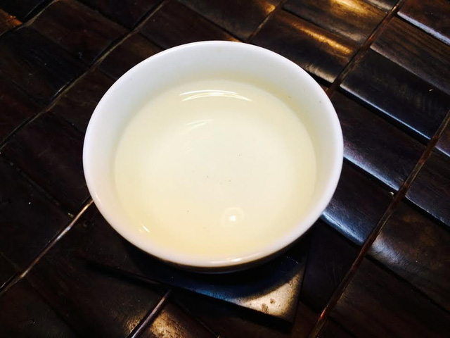 Để c&oacute; ch&eacute;n bạch tr&agrave; uống trong những ng&agrave;y Tết, c&oacute; đại gia đ&atilde; bỏ ra tới cả 100 triệu đồng.