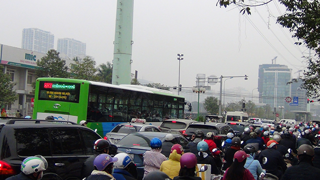 Tr&ecirc;n đường L&ecirc; Văn Lương, &nbsp;bu&yacute;t nhanh bị v&acirc;y giữa biển xe c&aacute; nh&acirc;n.