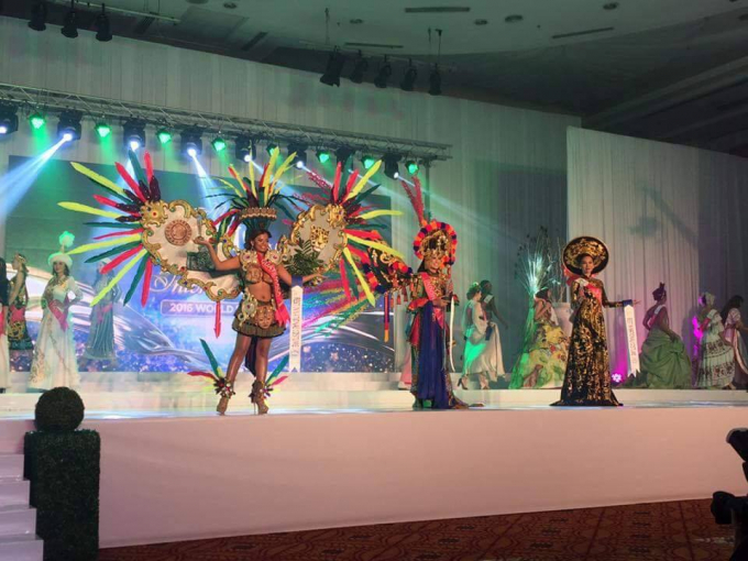 Phạm Th&ugrave;y Linh chiến thắng giải Trang phục truyền thống đẹp nhất nhờ quyết định bất ngờ v&agrave;o ph&uacute;t cuối