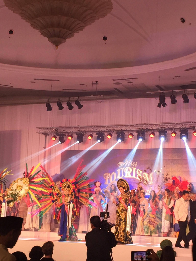 Phạm Th&ugrave;y Linh chiến thắng giải Trang phục truyền thống đẹp nhất nhờ quyết định bất ngờ v&agrave;o ph&uacute;t cuối