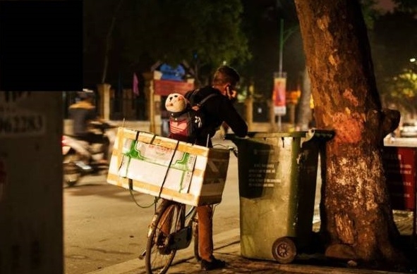 H&igrave;nh ảnh &ocirc;ng bố c&otilde;ng con nhặt r&aacute;c mưu sinh trong đ&ecirc;m đầy thương cảm đ&atilde; đ&aacute;nh lừa cộng đồng mạng x&atilde; hội.