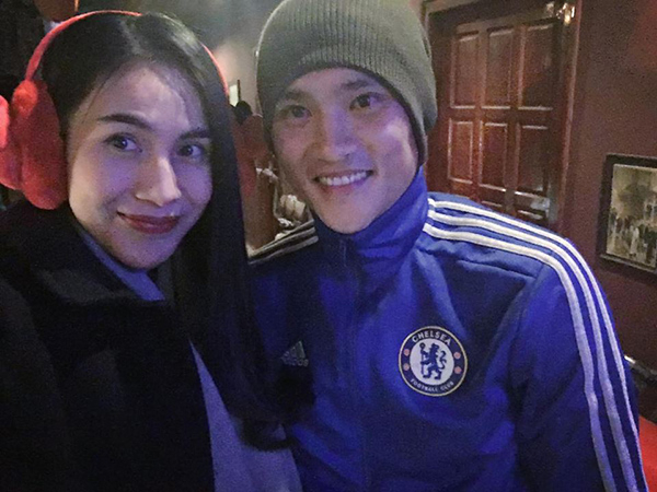 V&agrave; cũng rất nhiều người đ&atilde; hỏi C&ocirc;ng Vinh l&agrave; fan của đội b&oacute;ng n&agrave;o đi anh mặc chiếc &aacute;o kho&aacute;c của CLB Chelsea.