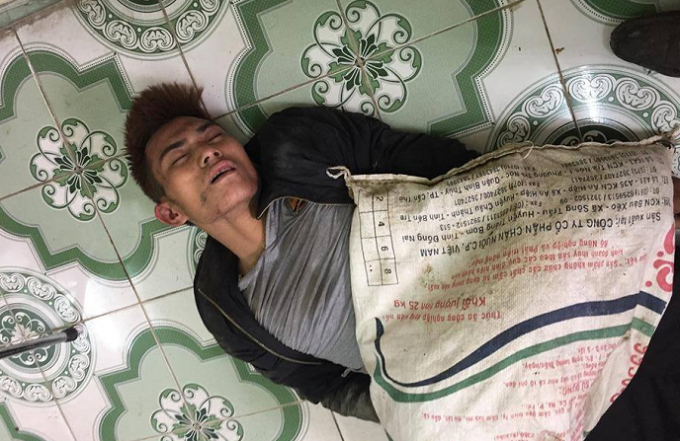 Đối tượng c&ugrave;ng tang vật bị người d&acirc;n bắt giữ, giao nộp cho C&ocirc;ng an.