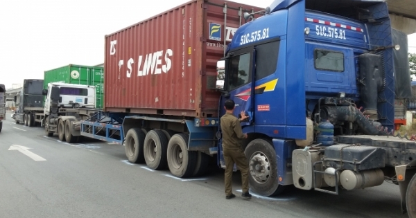 Ba xe container dồn toa, đường vào trung tâm Sài Gòn kẹt cứng