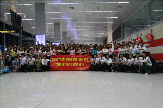 C&aacute;n bộ, nh&acirc;n vi&ecirc;n c&ocirc;ng ty Bất động sản Tuấn 123 trong lễ tổng kết cuối năm.