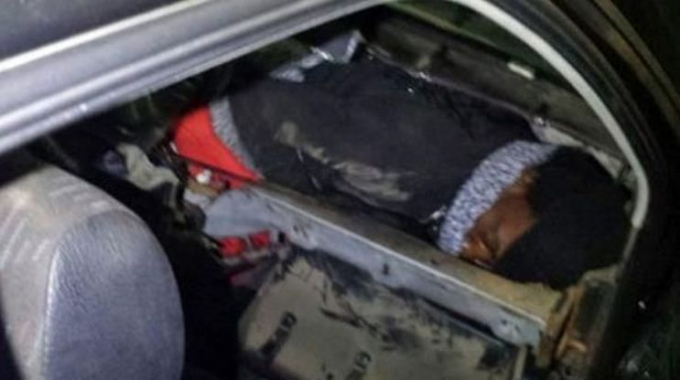 Một người di cư trốn b&ecirc;n dưới bảng điều khiển của một chiếc xe để cố vượt bi&ecirc;n v&agrave;o T&acirc;y Ban Nha (Ảnh: 9news).