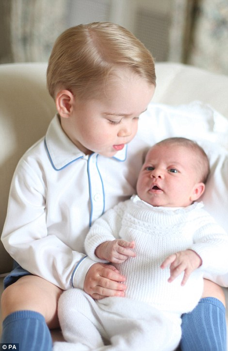 C&ocirc;ng nương Kate chụp lại khoảnh khắc Ho&agrave;ng tử George &ocirc;m em g&aacute;i Charlotte khi mới ch&agrave;o đời ở&nbsp;Anmer, Norfolk, th&aacute;ng 5/2015.