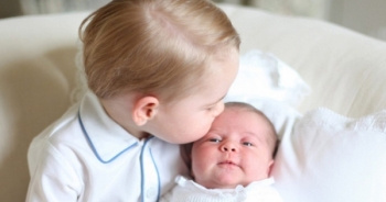 Công nương Kate khoe ảnh cực đáng yêu của 2 "nhóc tì" hoàng gia