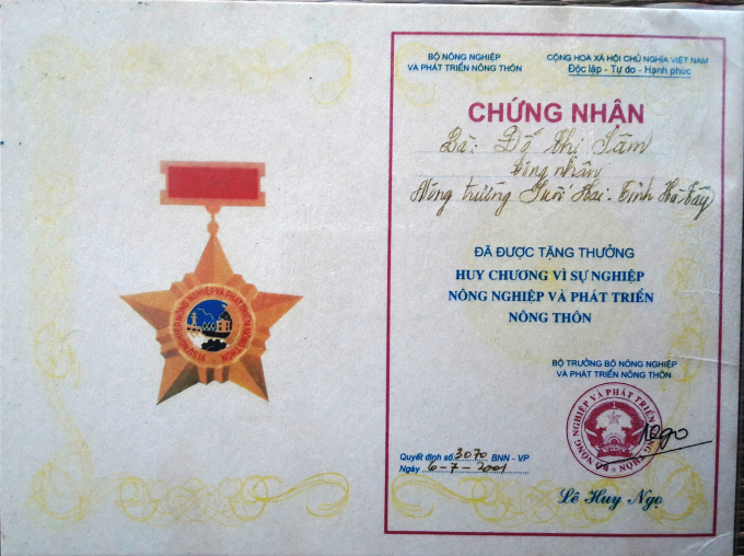 Do c&oacute; nhiều cống hiến cho n&ocirc;ng trường n&ecirc;n b&agrave; S&acirc;m đ&atilde; được tặng thưởng Huy chương v&igrave; sự nghiệp n&ocirc;ng nghiệp v&agrave; ph&aacute;t triển n&ocirc;ng th&ocirc;n.