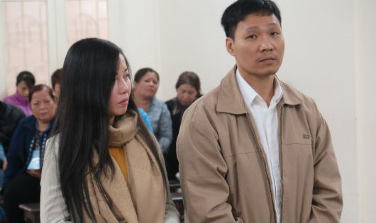 Hai bị c&aacute;o tại t&ograve;a.