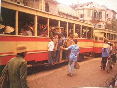 Cảnh người b&aacute;m v&agrave;o t&agrave;u điện di chuyển tr&ecirc;n phố đ&atilde; trở l&ecirc;n quen thuộc với người d&acirc;n H&agrave; Nội thới ấy.&nbsp;(Ảnh: Internet)