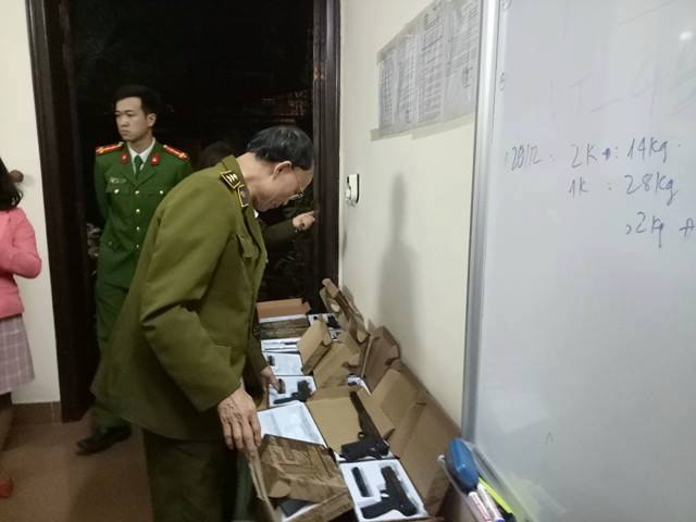 Lực lượng chức năng ph&aacute;t hiện hơn 100 khẩu s&uacute;ng đồ chơi c&oacute; sức s&aacute;t thương cao ở&nbsp;&ocirc;ng ty chuyển ph&aacute;t nhanh.