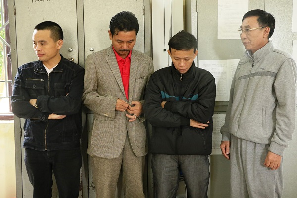 C&aacute;c đối tượng đ&aacute;nh bạc trong nh&agrave; m&aacute;y gạch tại cơ quan điều tra.