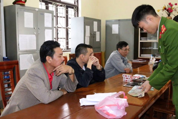 Tiến h&agrave;nh thu giữ số lượng lớn tiền v&agrave; tang vật li&ecirc;n quan.