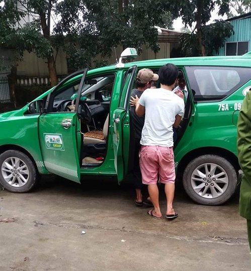 Đối tượng được đưa l&ecirc;n xe taxi về bệnh viện t&acirc;m thần Huế.